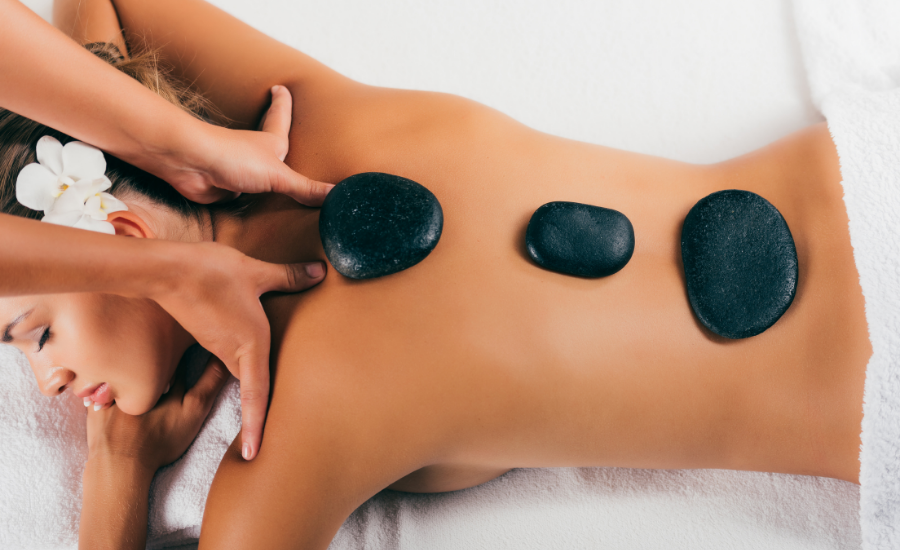 Massagem com pedras quentes